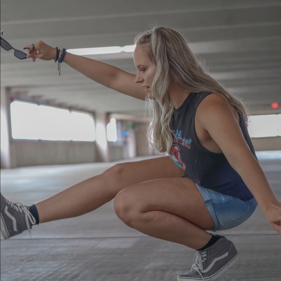 Meet your Posher, Nichole - Picture 2 of 6